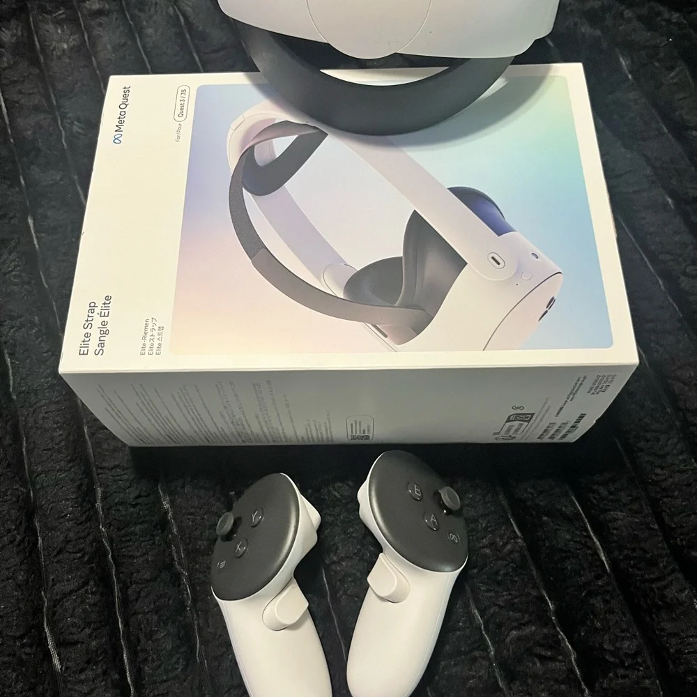 White Standalone VR Headset